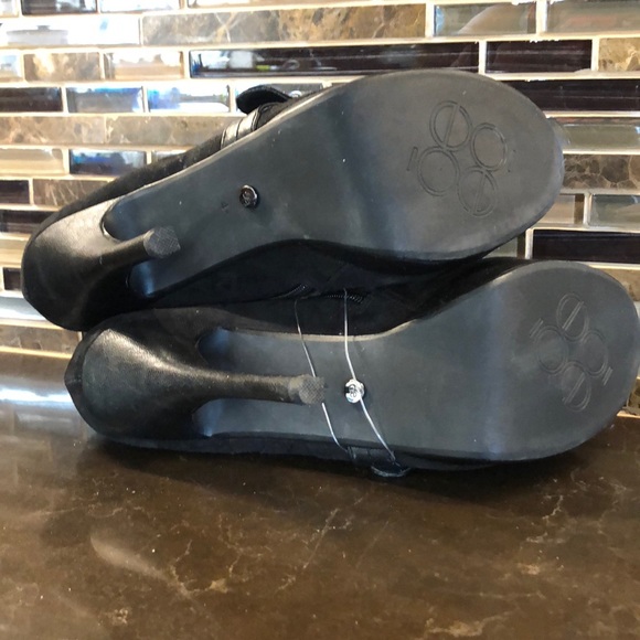 Oe Black belted ankle bootie Heels - Picture 5 of 5